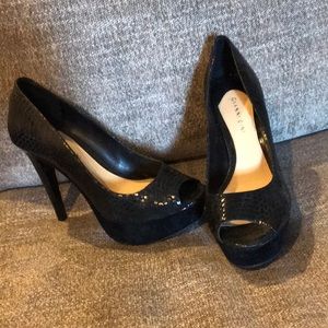 Gianni Bini back snake skin heels